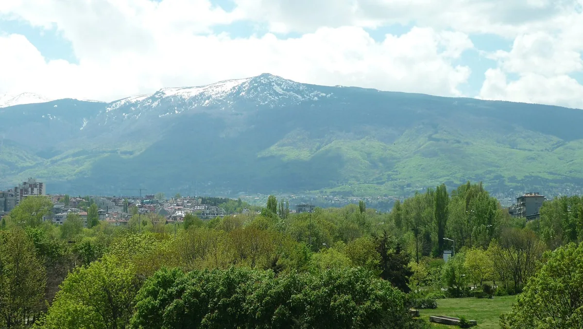 Витоша, гледана от София, с Черни връх